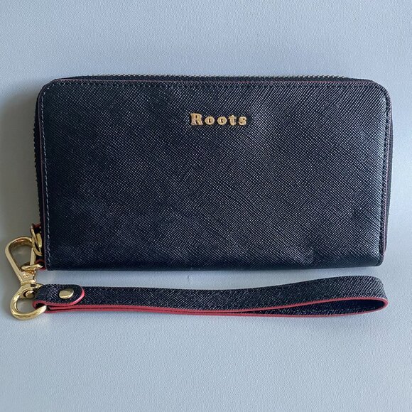 Roots Leather Women's Black Wallet Wristlet - Picture 1 of 12